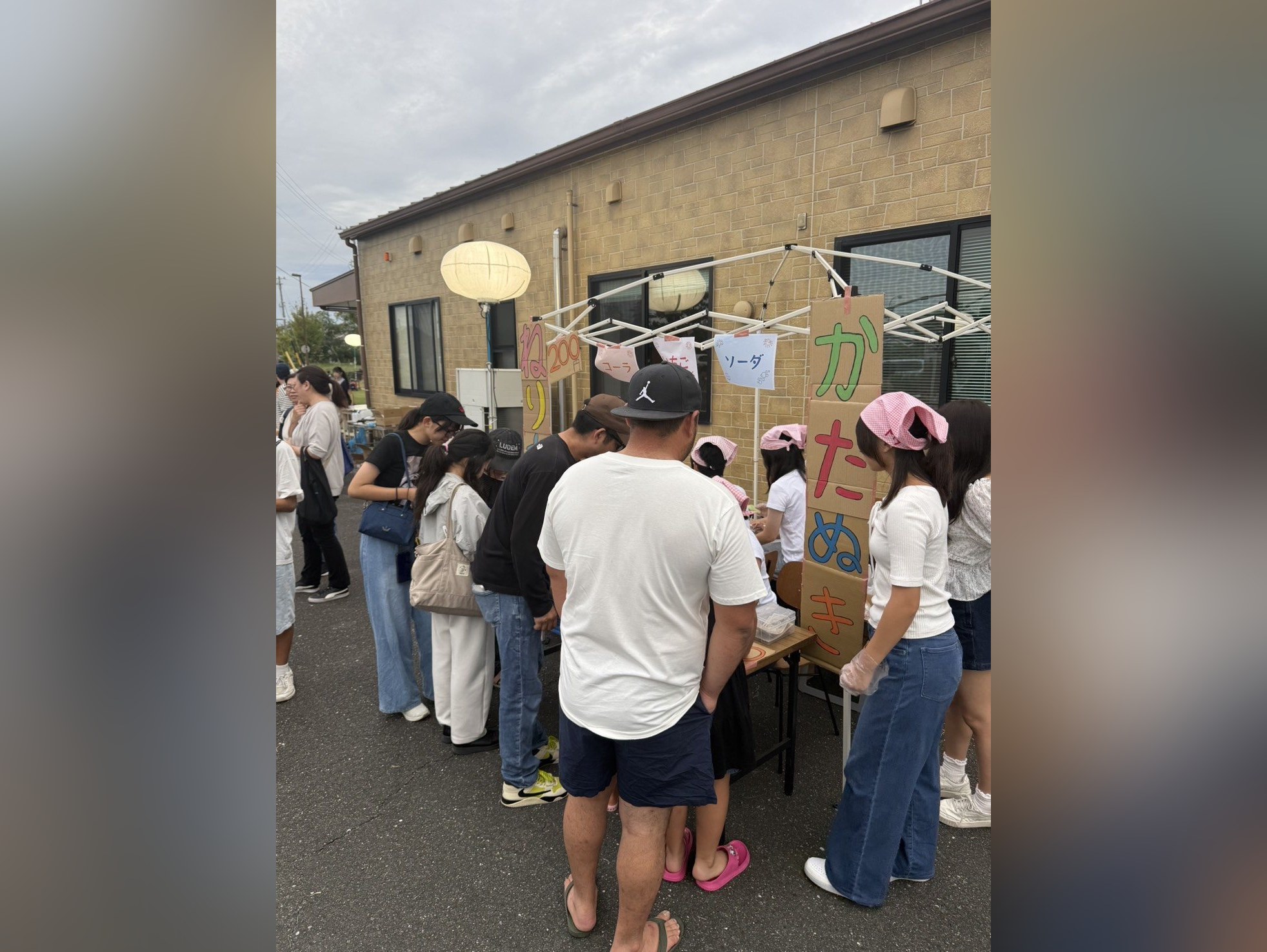 マルシェの屋台にできた行列。高校生のスタッフが手書きの看板の前で接客している