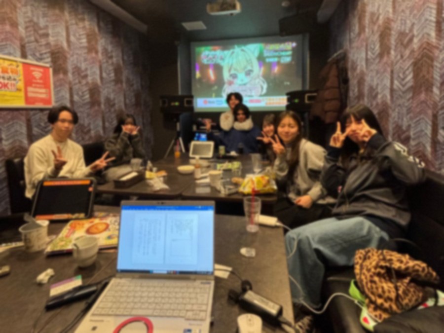 月に一度のマイバリュー会議。メンバーが机を囲み、ノートパソコンの資料を見ながら話し合っている